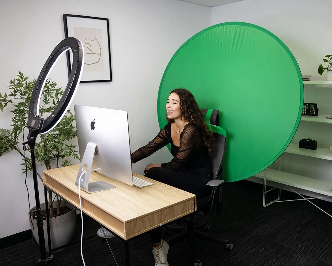 Collapsible 56"/142cm Portable Pop-up Green Screen Backdrop with Chair Attachment